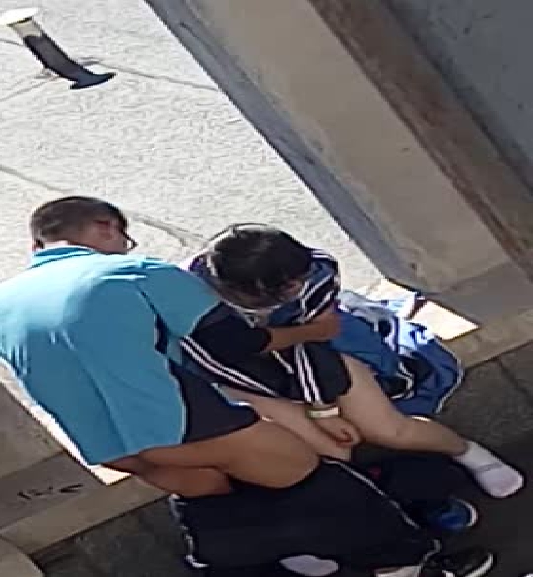 大连高中校园惊现火爆一幕 小情侣大白天的在走廊就开干