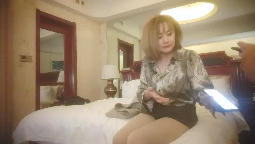 风情美少妇，一线天美穴，妩媚风骚，翘臀高耸来回摇摆，求插发浪，寂寞夜晚共度春宵