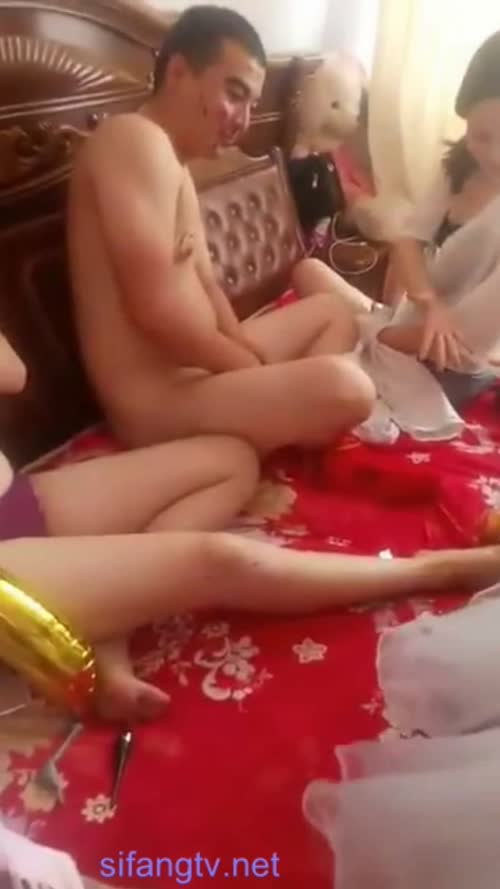 伴娘们扒了新郎玩JJ，扒光新娘要看BB