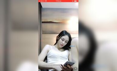 颜值小姐姐 ，清纯容颜，皎洁外貌，抽完一支烟，潇洒大秀，手指扣逼，淫语呻吟诱惑，听得都硬了！