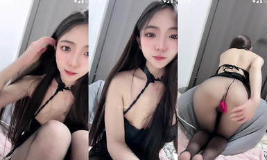 長腿嫩足顏值小母狗，連體黑絲透視裝，嫩足展示淫語挑逗，跪地自慰各種道具深插騷穴 (14)