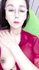 【抖音】高挑絲襪熟女『藍色的海』自慰騷穴特寫6V_淫語不斷勾引操她的騷逼 (2)