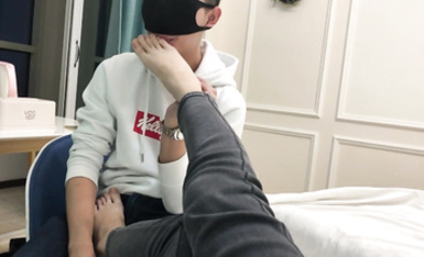 足控足交-牛仔褲裸足踩襠舔腳