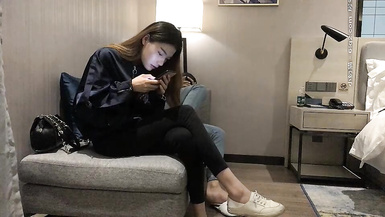 長腿美女，膚白貌美，大長腿，最好玩這類型的了，抱起狂插，汗流浹背小伙暴力輸出，中途大姨來了只好作罷。