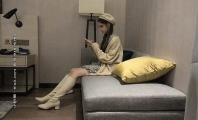 清純粉嫩苗條長腿嫩妹，極品小網紅，必須拿下，口交啪啪，幹得激情如火浪叫連連