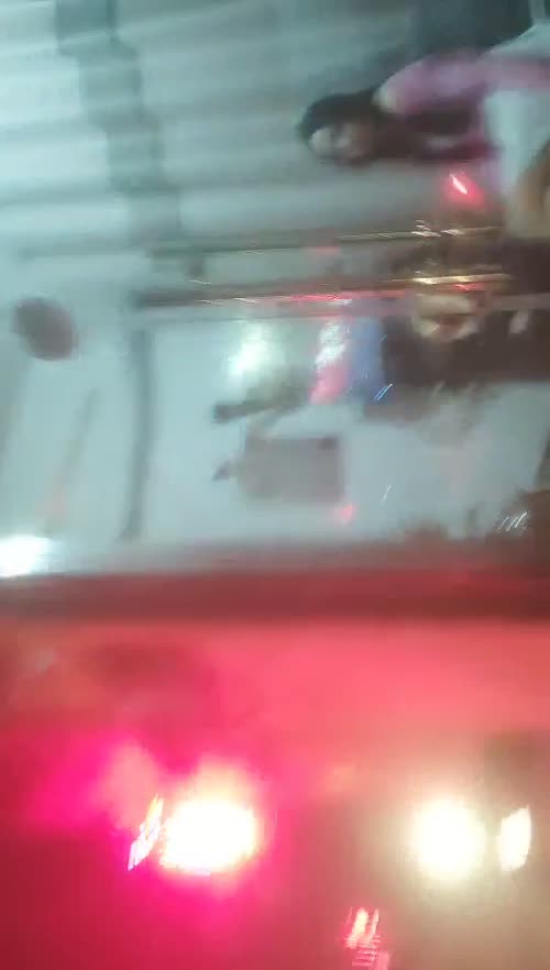 街头探花吃了颗伟哥去路边按摩店找了个渔网袜少妇吃快餐，妹子真能吹说昨天挣了一万块