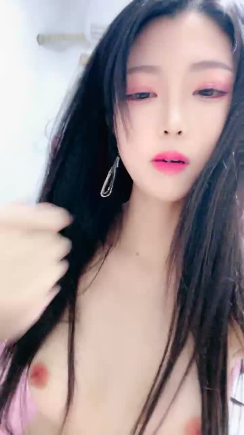 长发御姐范妹子，胸部很挺，不下垂，下面毛毛几乎没有，超级粉嫩木耳自慰