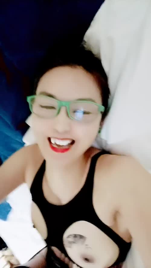 妈妈带女儿玩双飞啪啪秀，全程露脸宾馆伺候大哥，轮流给大哥口交大鸡巴，骚妈直播看着女儿被上位爆草揉奶子