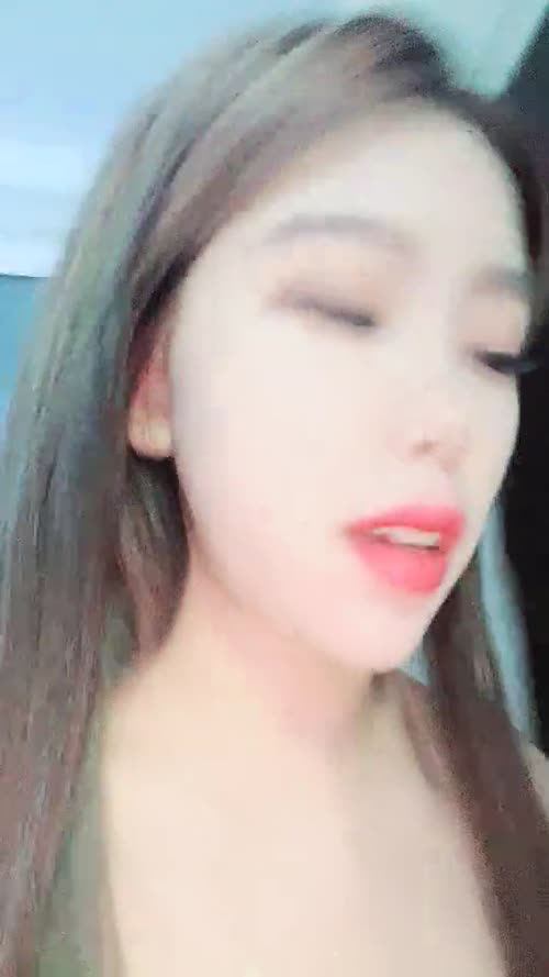 人气主播，收益登顶，一等一的粉嫩鲍鱼和菊花，在大黑牛的抚慰下淫液喷涌，撸管佳作