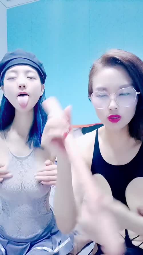 妈妈调教女儿全程露脸情趣诱惑，妈妈很骚女儿很美，双头道具插入无毛骚逼浪荡呻吟，精彩刺激不断不要错过