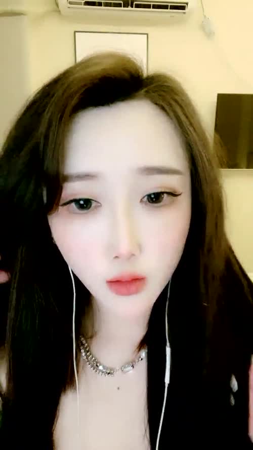 颜控狗要阵亡，长相甜美 很像范冰冰的网红脸女神，居然是个性格豪爽的东北妹子