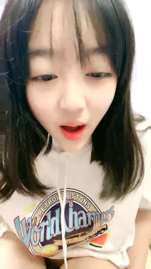 01年刚播邻家妹妹清纯嫩妹，没穿内裤撩起卫衣翘臀，掏出白皙奶子，张开双腿手指扣穴，换着诱惑娇喘呻吟