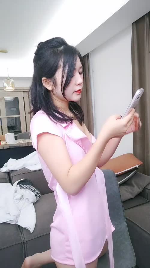 粉色制服可爱妹子，趴下给男友吃屌，没想到还不小呢，口活精湛有说有笑完美一个春宫图