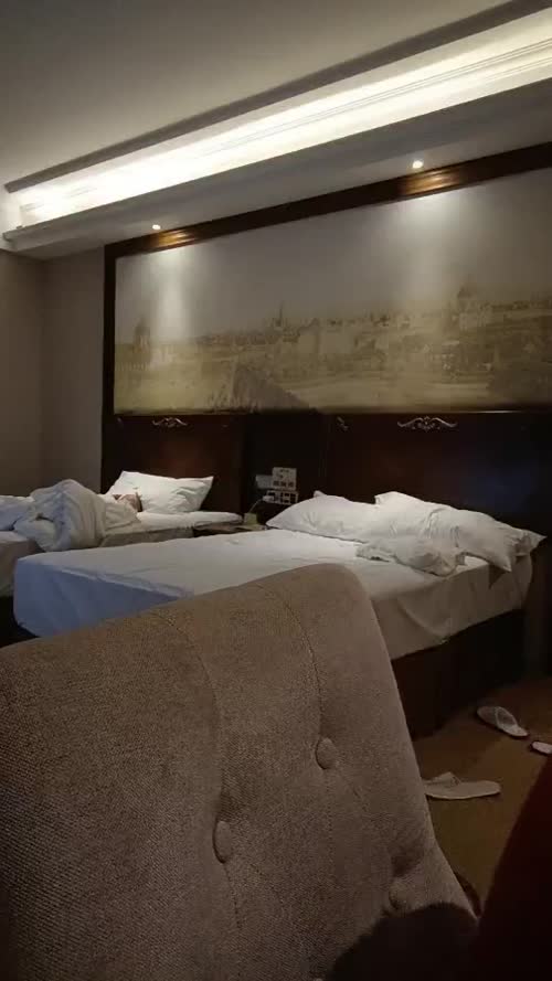 【哺乳期小妹找大哥】，一晚上四炮，五星级酒店，粉丝年度福利大礼包，干完直接累瘫，让小哥认真体会下少妇的美好才行