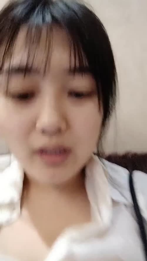 新来的清纯妹子勾引闺蜜一起大秀直播，全程露脸无美颜滤镜大秀，揉捏骚奶子道具抽插骚穴，让闺蜜玩逼水好多