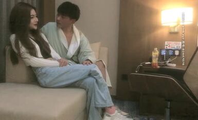 帅哥约了个整了容的漂亮女神，调情撩了半个小时，妹子开始还反抗 小哥看出她只是假装 其实也想要