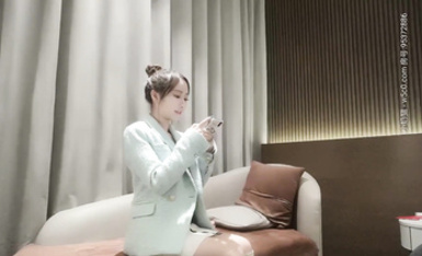 【小寶尋花】高顏值氣質妹子啪啪，第一眼就愛上了，與她舌吻互摸後口交騎乘側入猛操呻吟，佳作