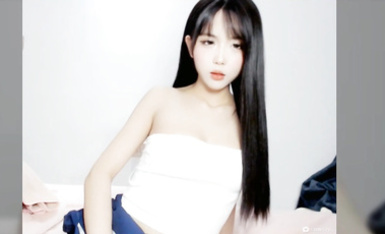 寬敞的床上鋪著潔白的被單，上面躺著一個穿著白色校服裙的美麗少女。她長著一頭烏黑的長發，身材修長窈窕，胸前豐滿的雙峰隨著呼吸起伏 (1)