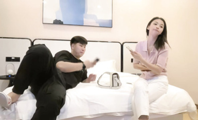 小寶尋花長相甜美白褲大奶外圍妹，鏡頭特寫深喉口交，扶著小腰後入抽插猛操，騎乘打樁操的妹子受不了