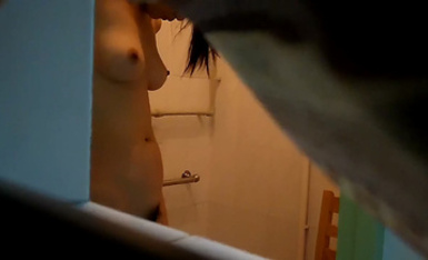 冒險偷拍表妹洗澡