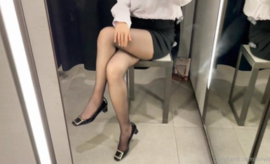 極品身材黑絲少婦，黑絲美腿自慰揉胸 (2)