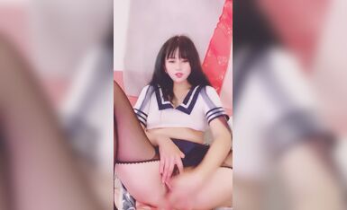 多毛粉穴婴儿肥极品美女，手指扣入淫水直流，边自慰边说骚话，扣的水声哗哗，快高潮了加快速度浪叫