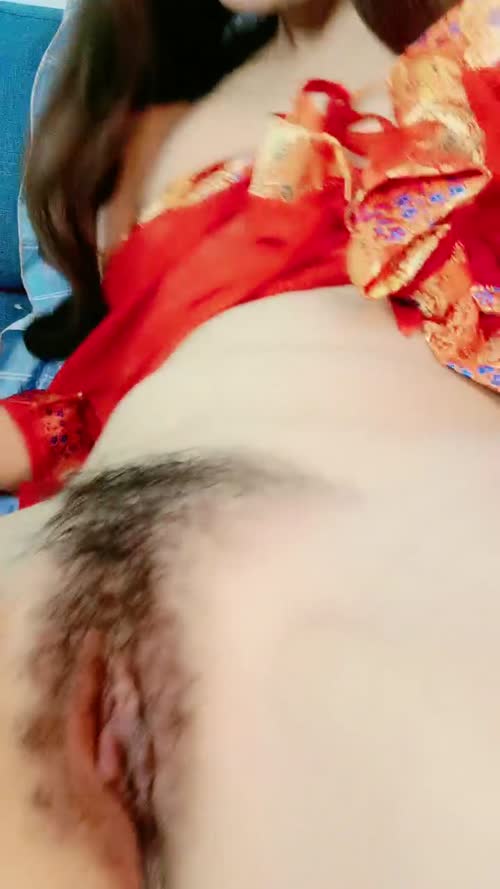 红色喜庆睡衣长发妹子，黑丝大长腿，毛毛不多，掰穴自慰