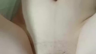 約到學生妹到酒店給她破處