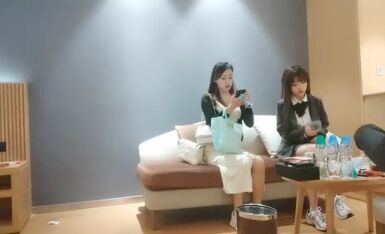 花重金找了两个高质量妹子，结果居然没玩3P