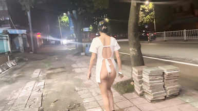 天花板露出狂人御姐【cikaimoon】最新作品大膽露出無視路人調戲老頭大爺 (1)