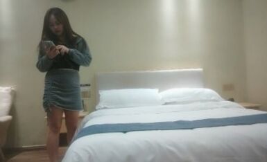 小黑鸭探花肉感甜美外围女，迫不及待骑在身上揉穴