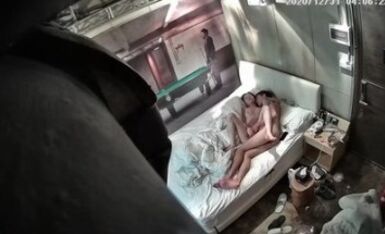 真实酒店偷拍到高质量情侣，妹子脸蛋儿不错