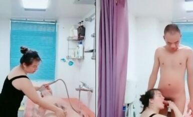 帝王式服务二女侍一夫，小哥真会玩躺在水床上享受骚货的服务