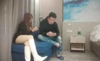 胖哥探花美腿大白靴高端外围小姐姐，吸吮口交用矿泉水冲了逼